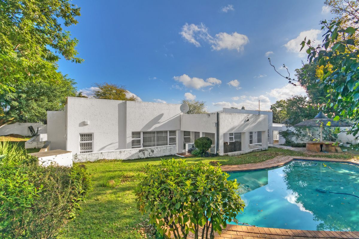 CONTEMPORARY FAMILYHOME HAS A LOT TO OFFER WITHIN SECURE BOOMED- GATED ENCLAVED!! - Photo 2