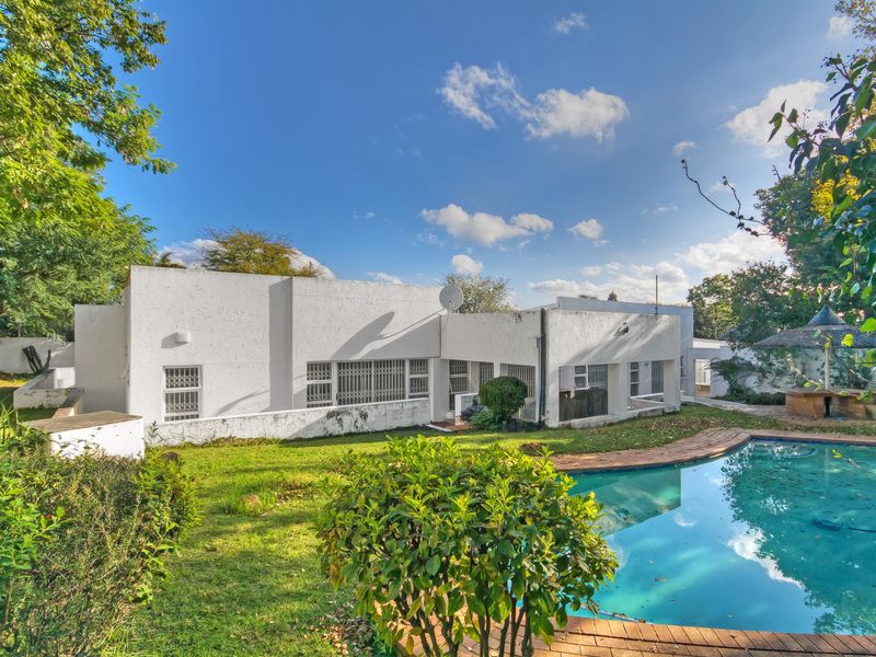 CONTEMPORARY FAMILYHOME HAS A LOT TO OFFER WITHIN SECURE BOOMED- GATED ENCLAVED!! - Photo 2