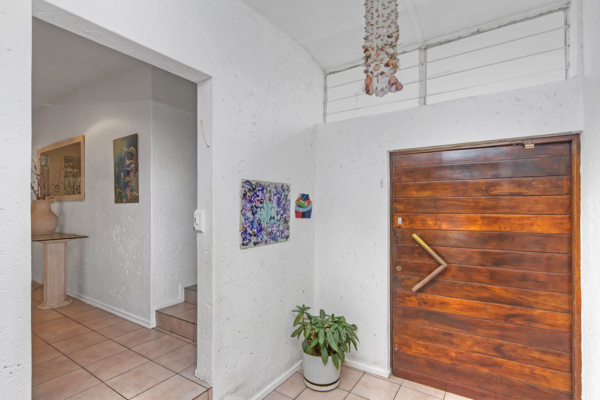 CONTEMPORARY FAMILYHOME HAS A LOT TO OFFER WITHIN SECURE BOOMED- GATED ENCLAVED!! - Photo 5