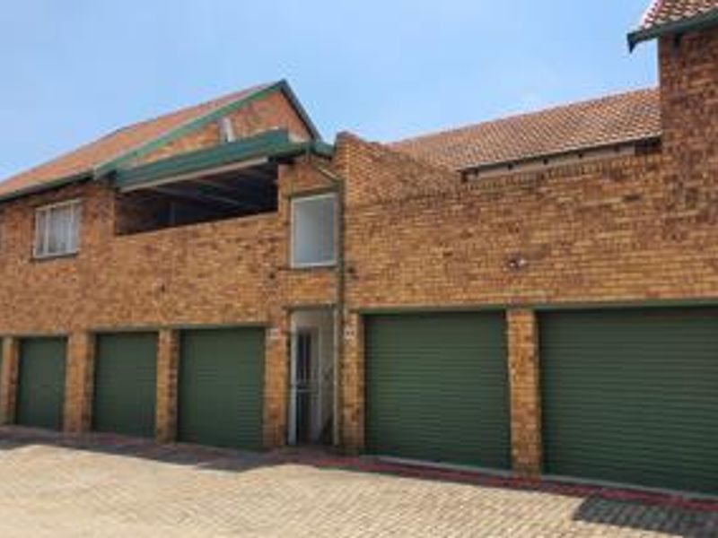 Spacious 5 Bed Stunner with Double Garage! - Photo 1