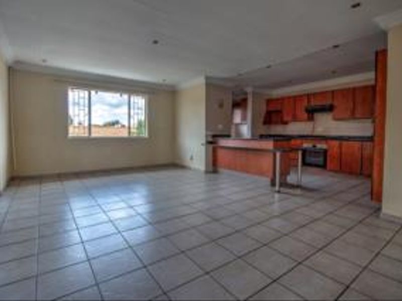 Spacious 5 Bed Stunner with Double Garage! - Photo 8