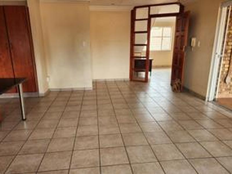 Spacious 5 Bed Stunner with Double Garage! - Photo 7