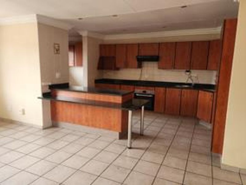 Spacious 5 Bed Stunner with Double Garage! - Photo 6