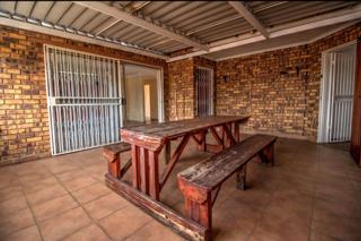 Spacious 5 Bed Stunner with Double Garage! - Photo 2