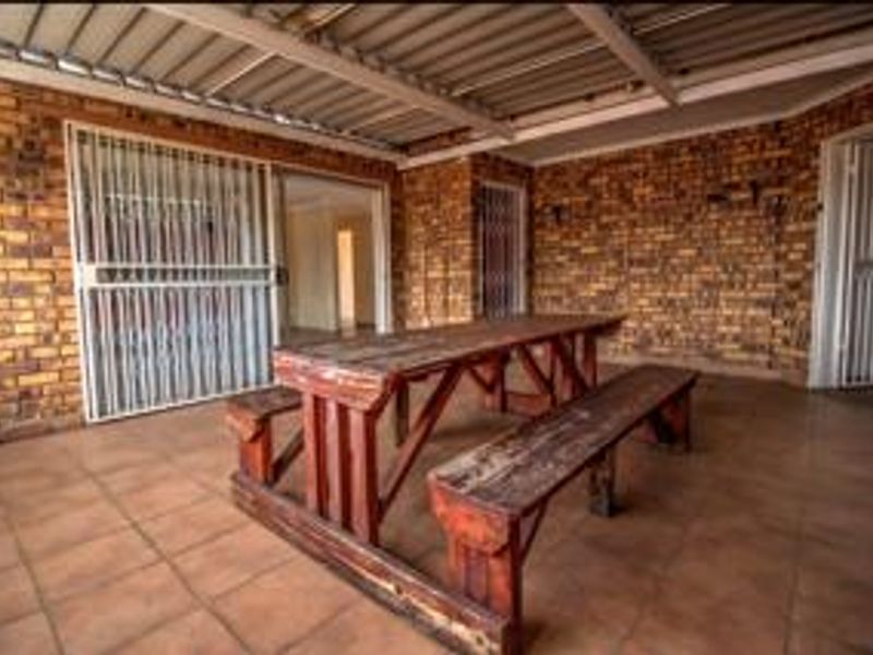 Spacious 5 Bed Stunner with Double Garage! - Photo 2