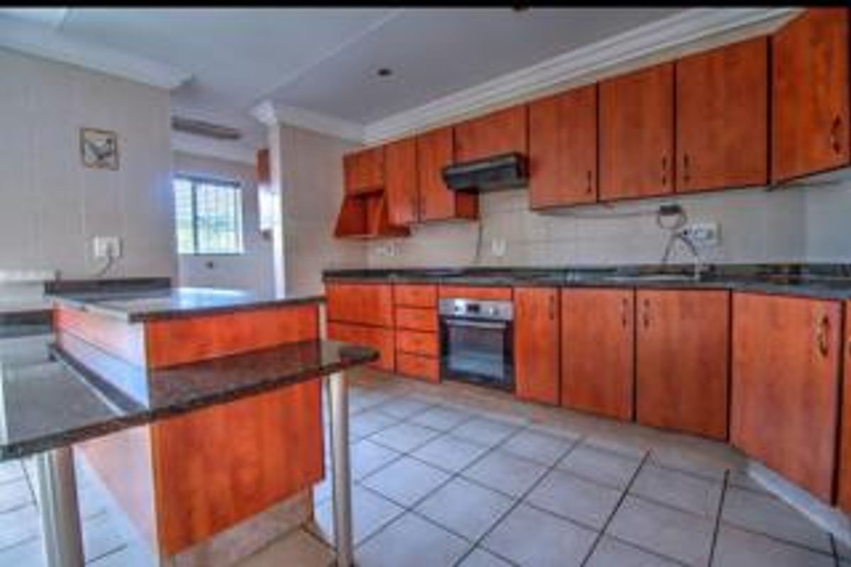 Spacious 5 Bed Stunner with Double Garage! - Photo 4