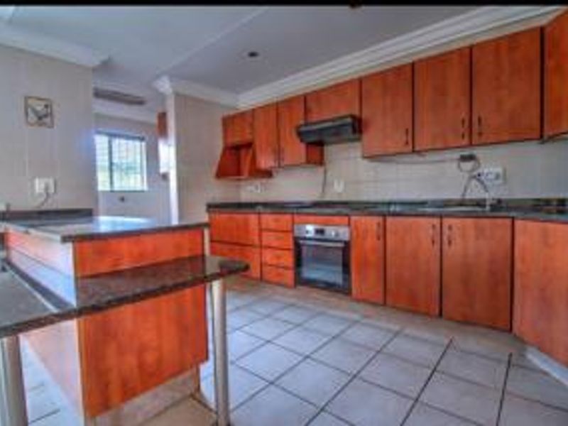 Spacious 5 Bed Stunner with Double Garage! - Photo 4