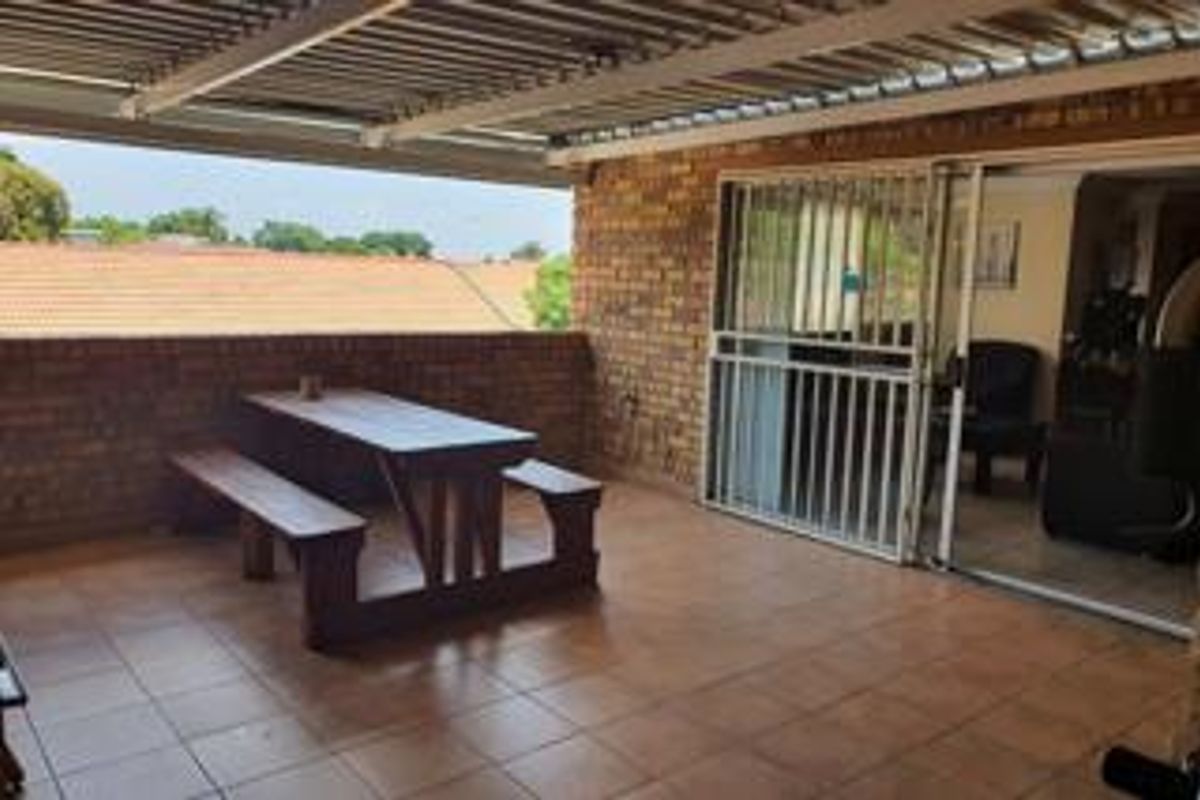 Spacious 5 Bed Stunner with Double Garage! - Photo 3