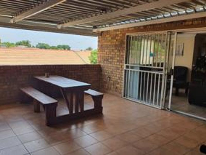 Spacious 5 Bed Stunner with Double Garage! - Photo 3