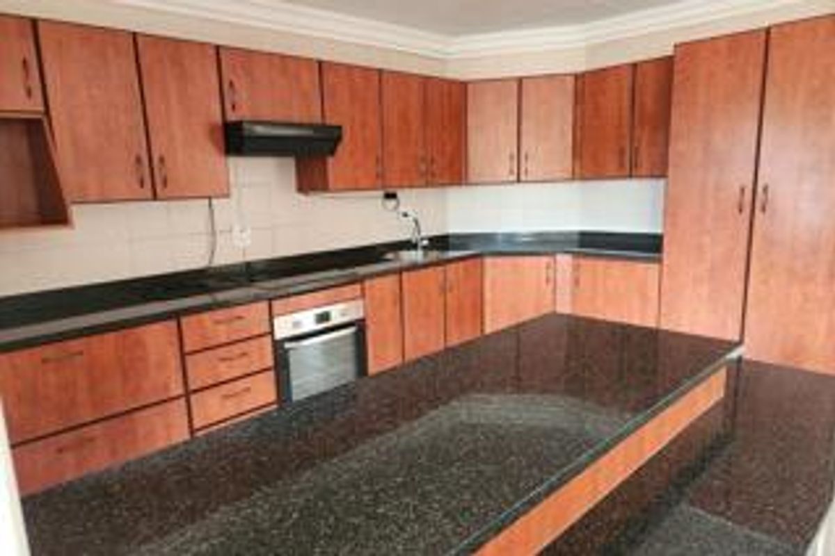 Spacious 5 Bed Stunner with Double Garage! - Photo 5