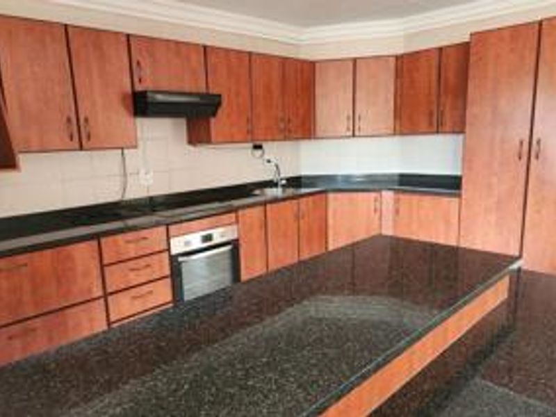 Spacious 5 Bed Stunner with Double Garage! - Photo 5