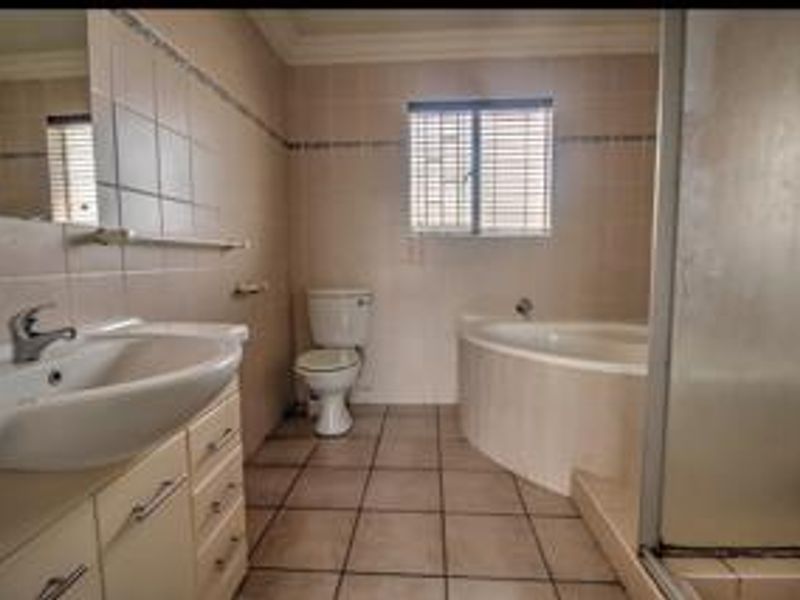 Spacious 5 Bed Stunner with Double Garage! - Photo 9