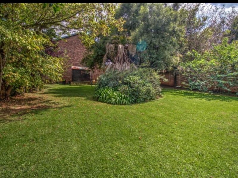 Big Garden, Secure Living – Duplex Gem! - Photo 1
