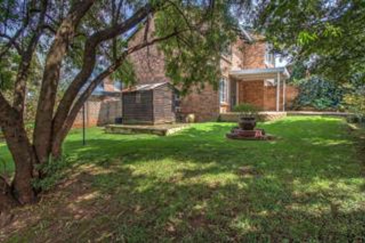 Big Garden, Secure Living – Duplex Gem! - Photo 2