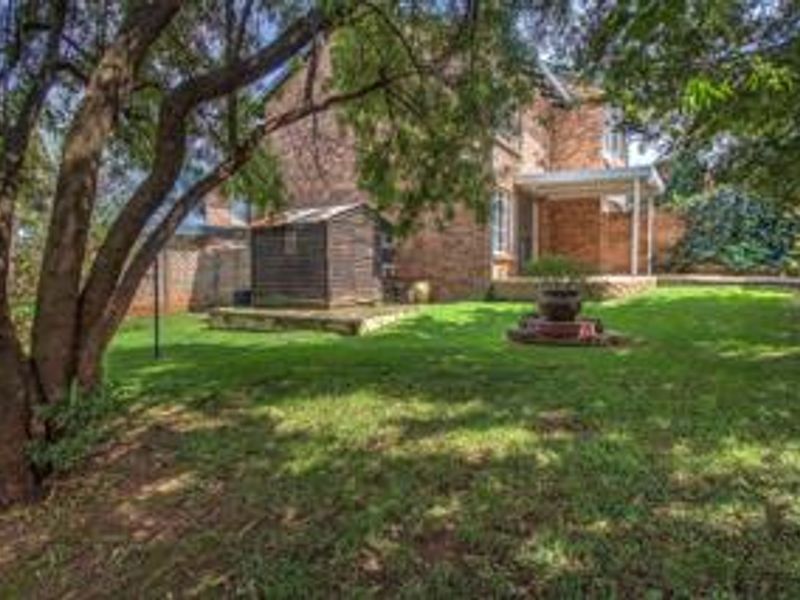 Big Garden, Secure Living – Duplex Gem! - Photo 2