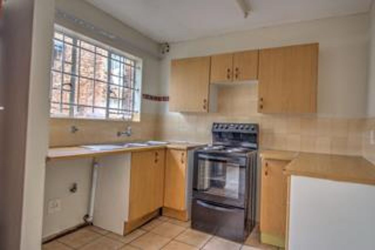 Big Garden, Secure Living – Duplex Gem! - Photo 5