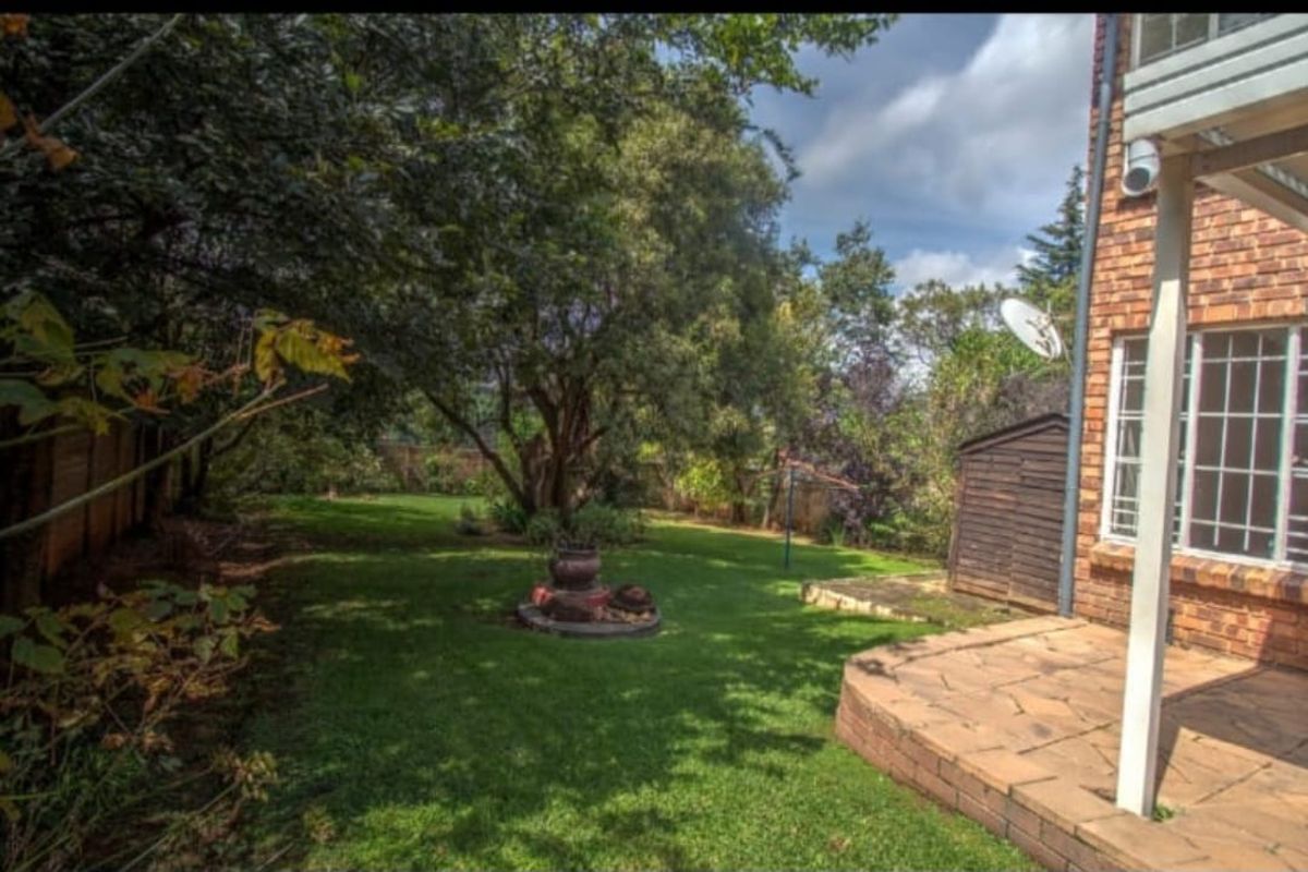Big Garden, Secure Living – Duplex Gem! - Photo 3