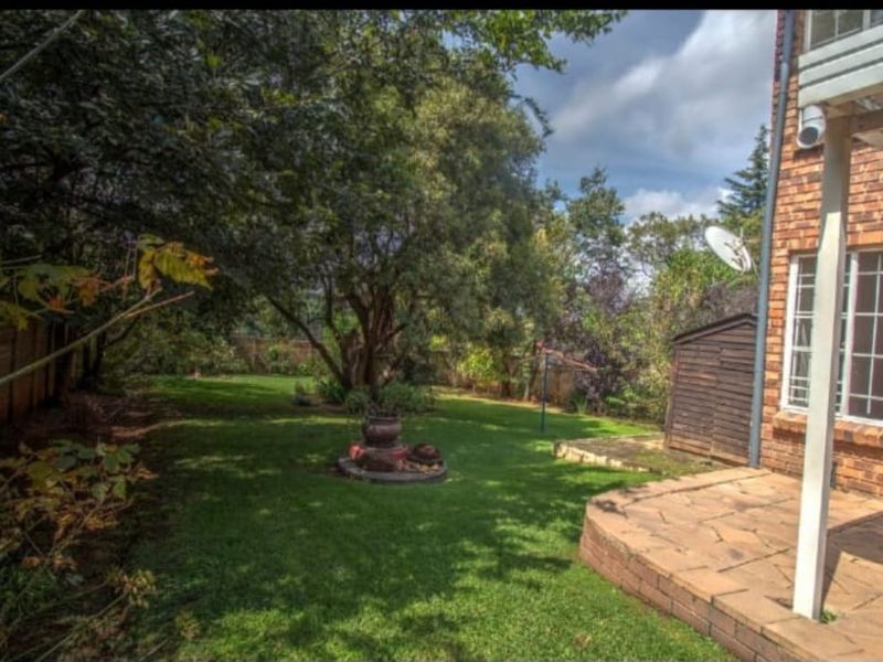 Big Garden, Secure Living – Duplex Gem! - Photo 3