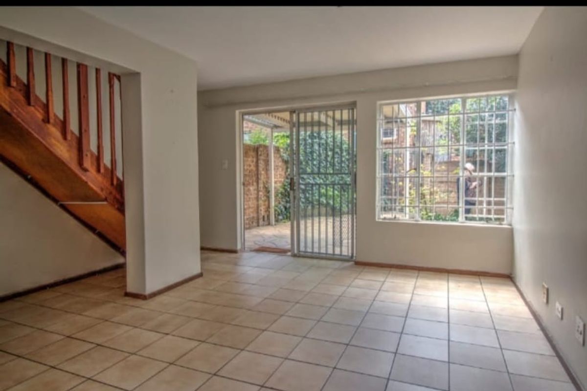 Big Garden, Secure Living – Duplex Gem! - Photo 4