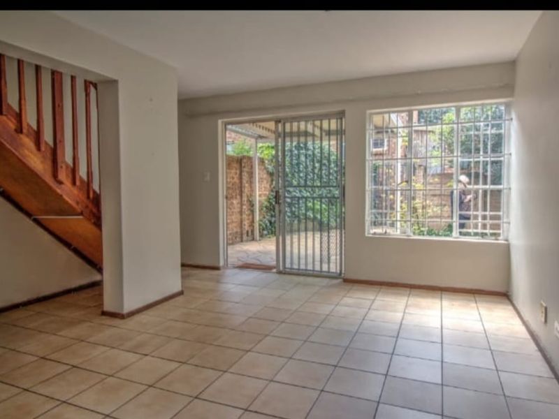 Big Garden, Secure Living – Duplex Gem! - Photo 4