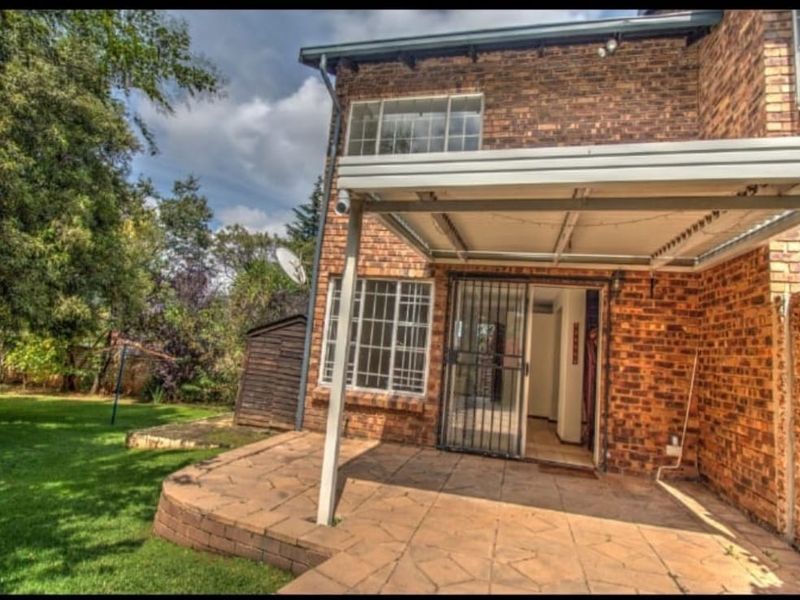 Big Garden, Secure Living – Duplex Gem! - Photo 10