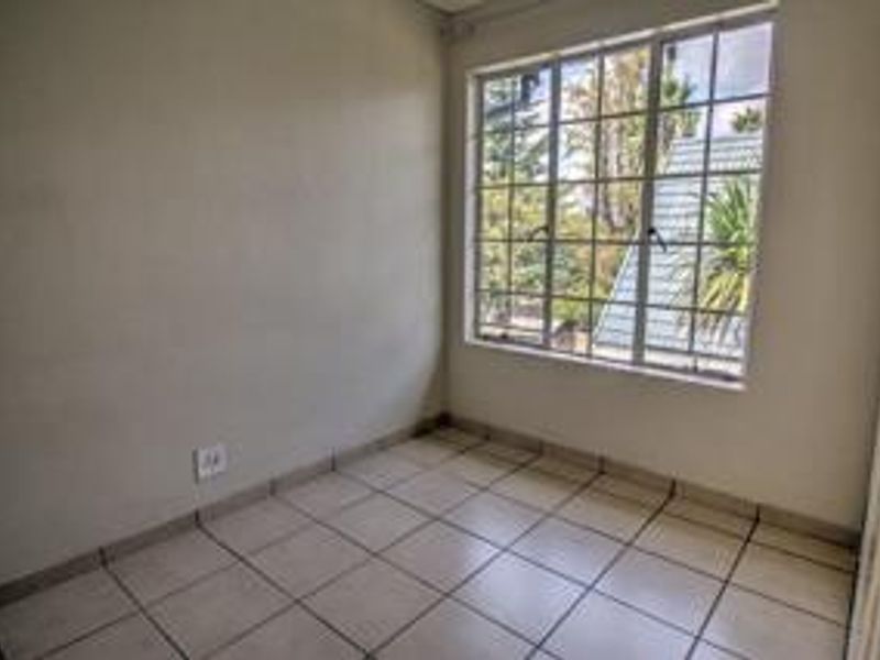 Big Garden, Secure Living – Duplex Gem! - Photo 9
