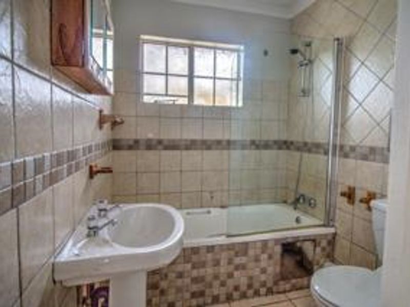 Big Garden, Secure Living – Duplex Gem! - Photo 8