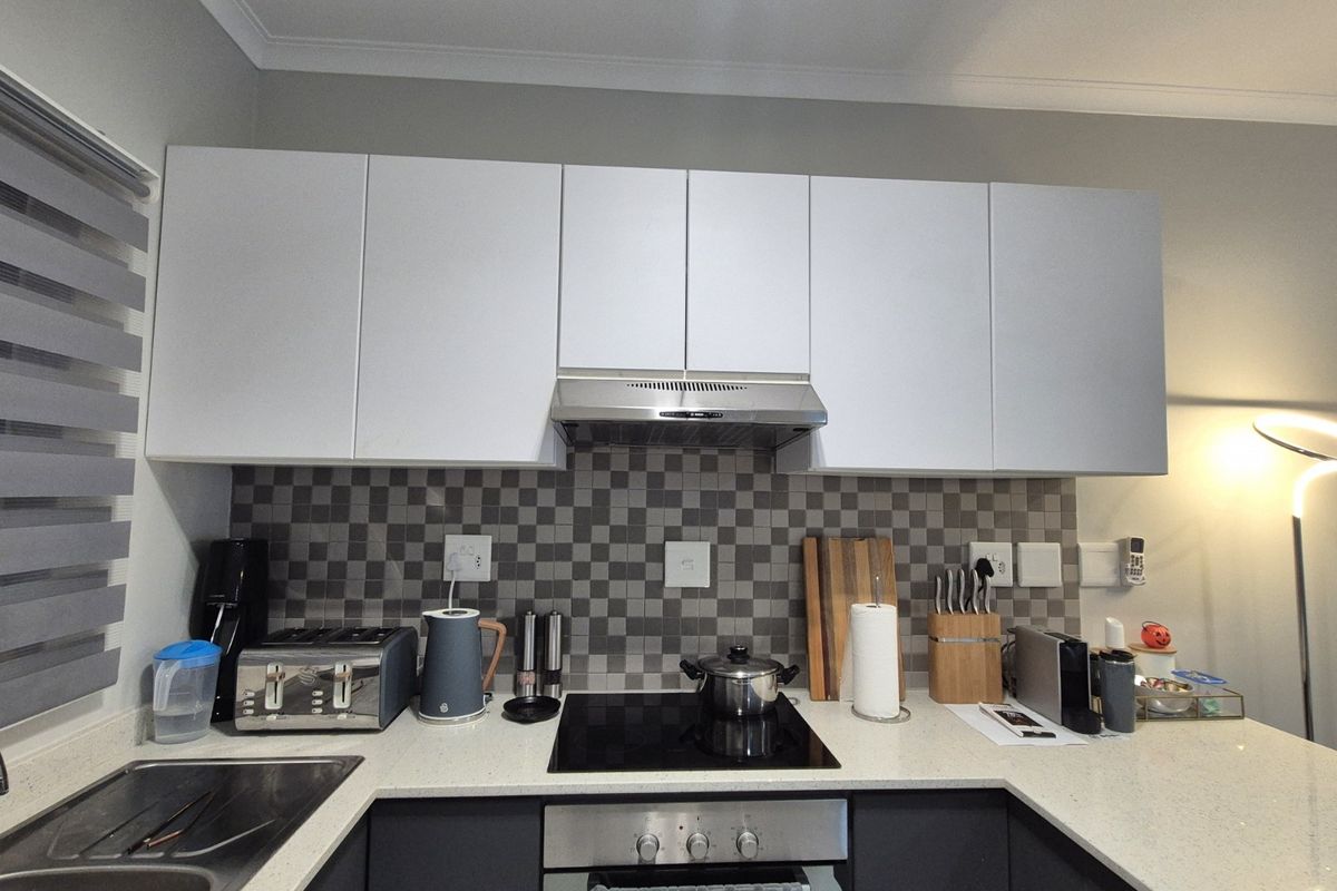 Stylish 2 Bedroom, 2 Bathroom Apartment with Pool and Gym Access - Photo 3