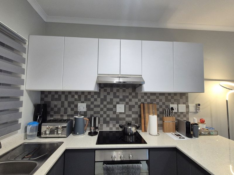Stylish 2 Bedroom, 2 Bathroom Apartment with Pool and Gym Access - Photo 3