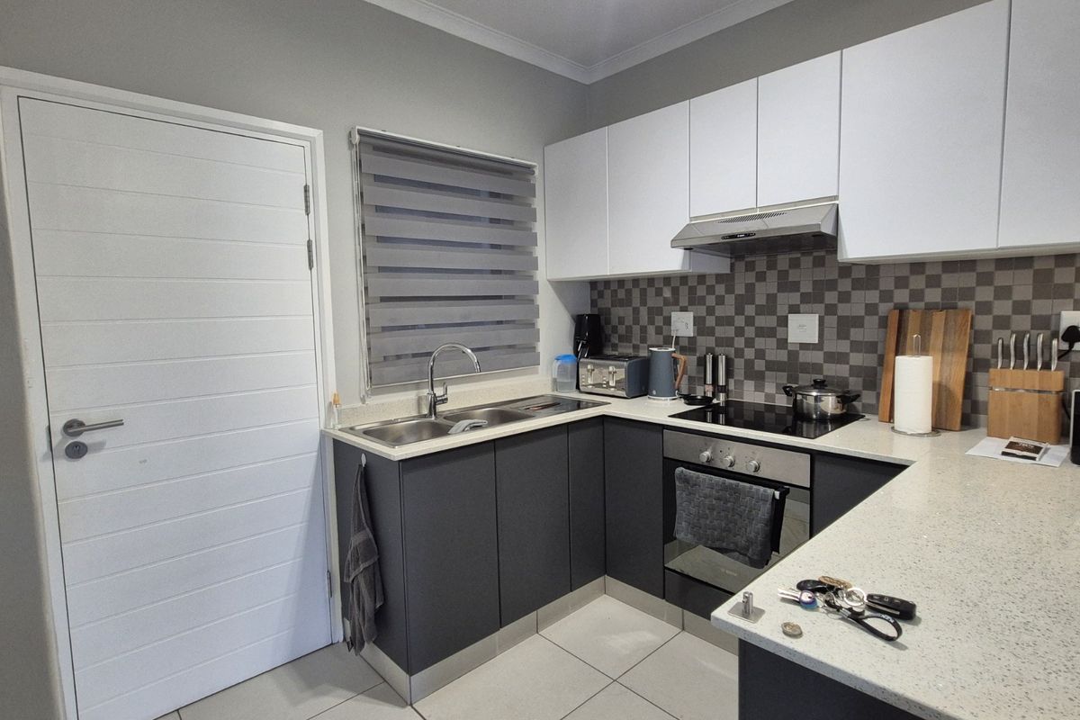 Stylish 2 Bedroom, 2 Bathroom Apartment with Pool and Gym Access - Photo 4