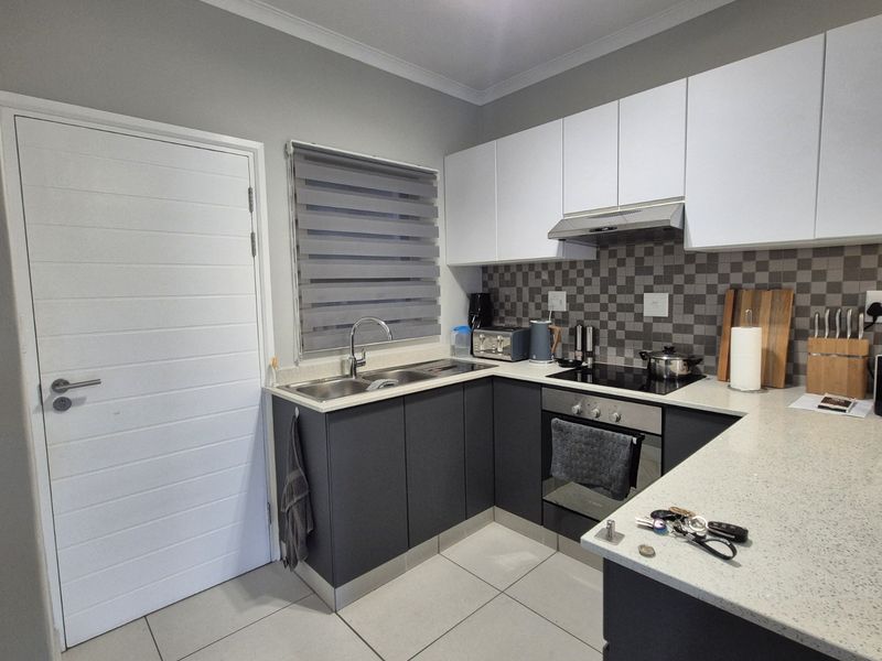 Stylish 2 Bedroom, 2 Bathroom Apartment with Pool and Gym Access - Photo 4