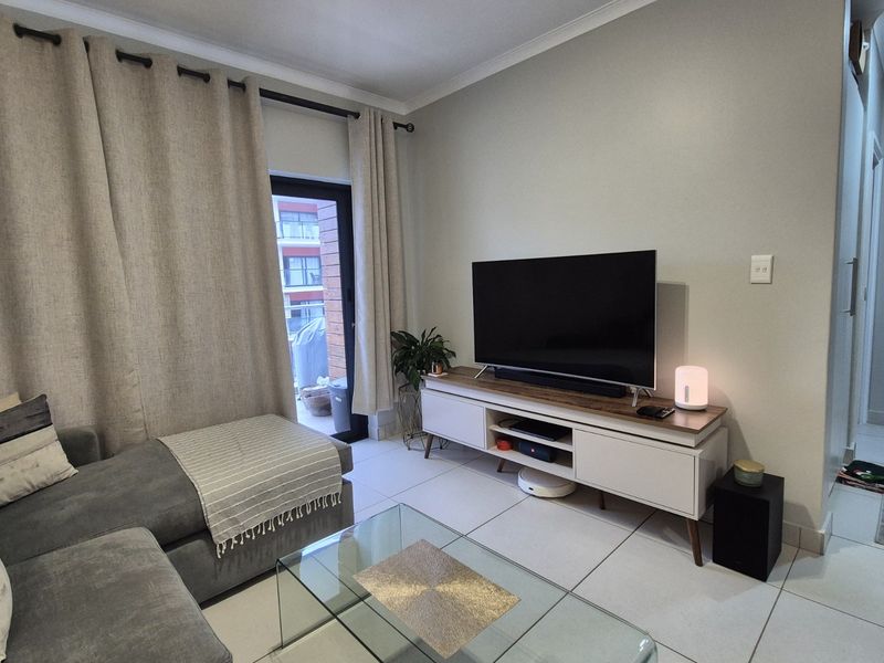 Stylish 2 Bedroom, 2 Bathroom Apartment with Pool and Gym Access - Photo 9