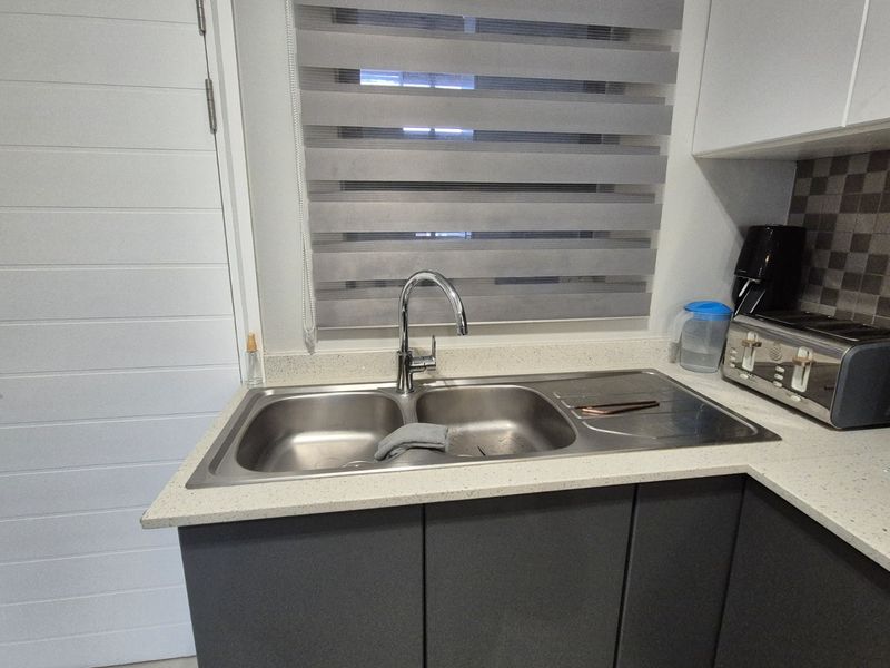 Stylish 2 Bedroom, 2 Bathroom Apartment with Pool and Gym Access - Photo 8
