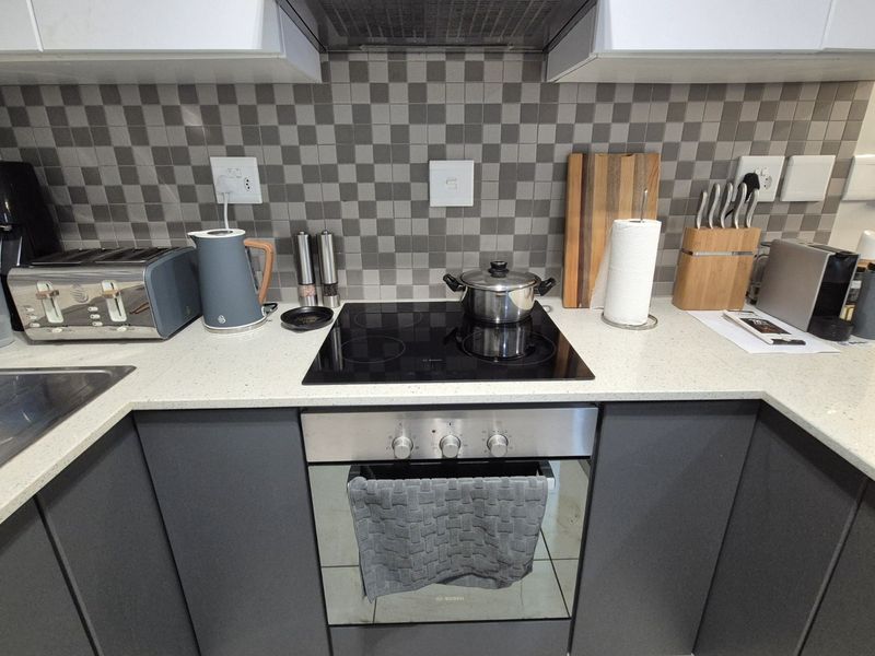 Stylish 2 Bedroom, 2 Bathroom Apartment with Pool and Gym Access - Photo 7