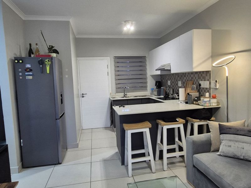 Stylish 2 Bedroom, 2 Bathroom Apartment with Pool and Gym Access - Photo 6