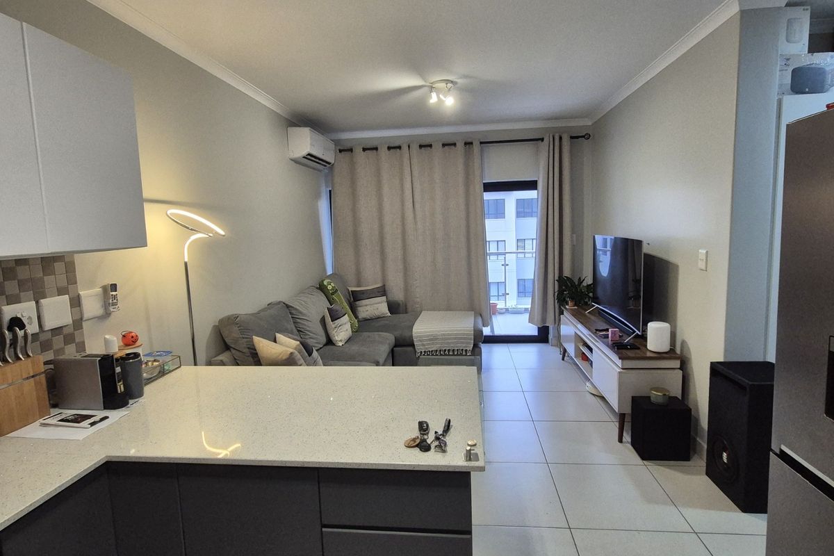 Stylish 2 Bedroom, 2 Bathroom Apartment with Pool and Gym Access - Photo 2