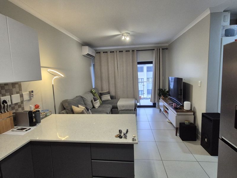 Stylish 2 Bedroom, 2 Bathroom Apartment with Pool and Gym Access - Photo 2