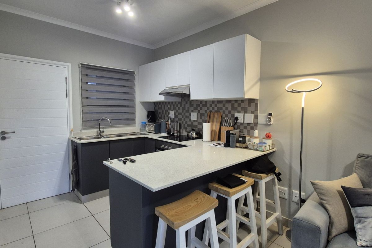 Stylish 2 Bedroom, 2 Bathroom Apartment with Pool and Gym Access - Photo 5
