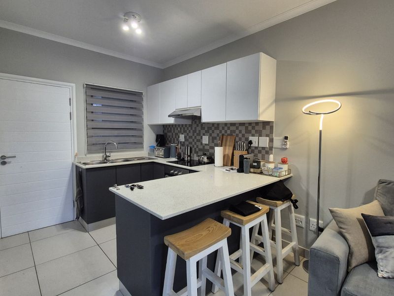 Stylish 2 Bedroom, 2 Bathroom Apartment with Pool and Gym Access - Photo 5