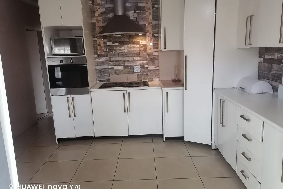 3 Bedroom house in Mamelodi East - Photo 2