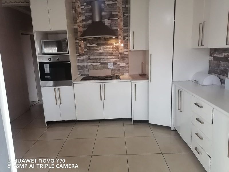 3 Bedroom house in Mamelodi East - Photo 2