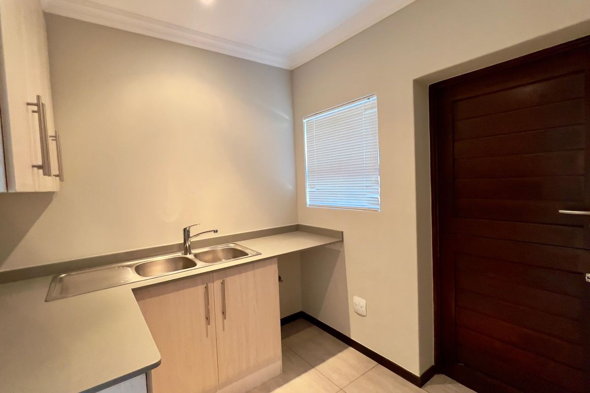 4 BEDROOM MODERN HOUSE TO LET IN SECURE ESTATE - Photo 4