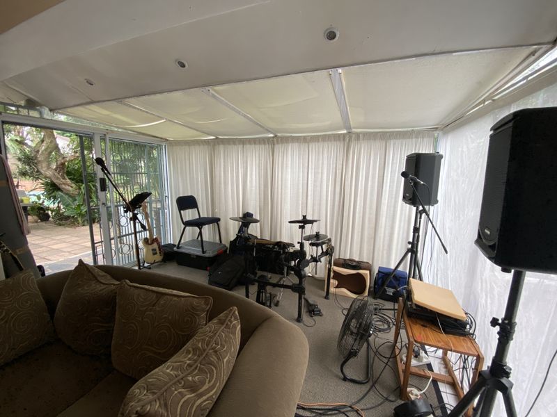 Spacious 4 Bedroom Free Standing House in Westbook + Flat - Photo 7