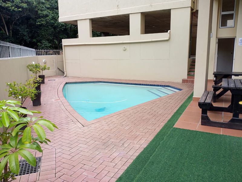 Modern, newly renovted apartment in Westsbrook - Photo 2