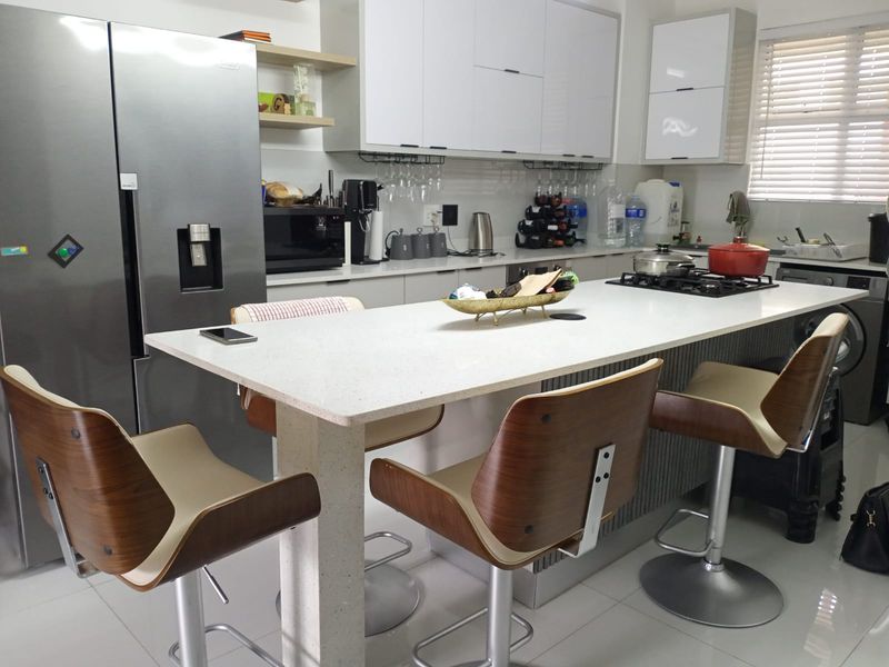 Modern, newly renovted apartment in Westsbrook - Photo 5