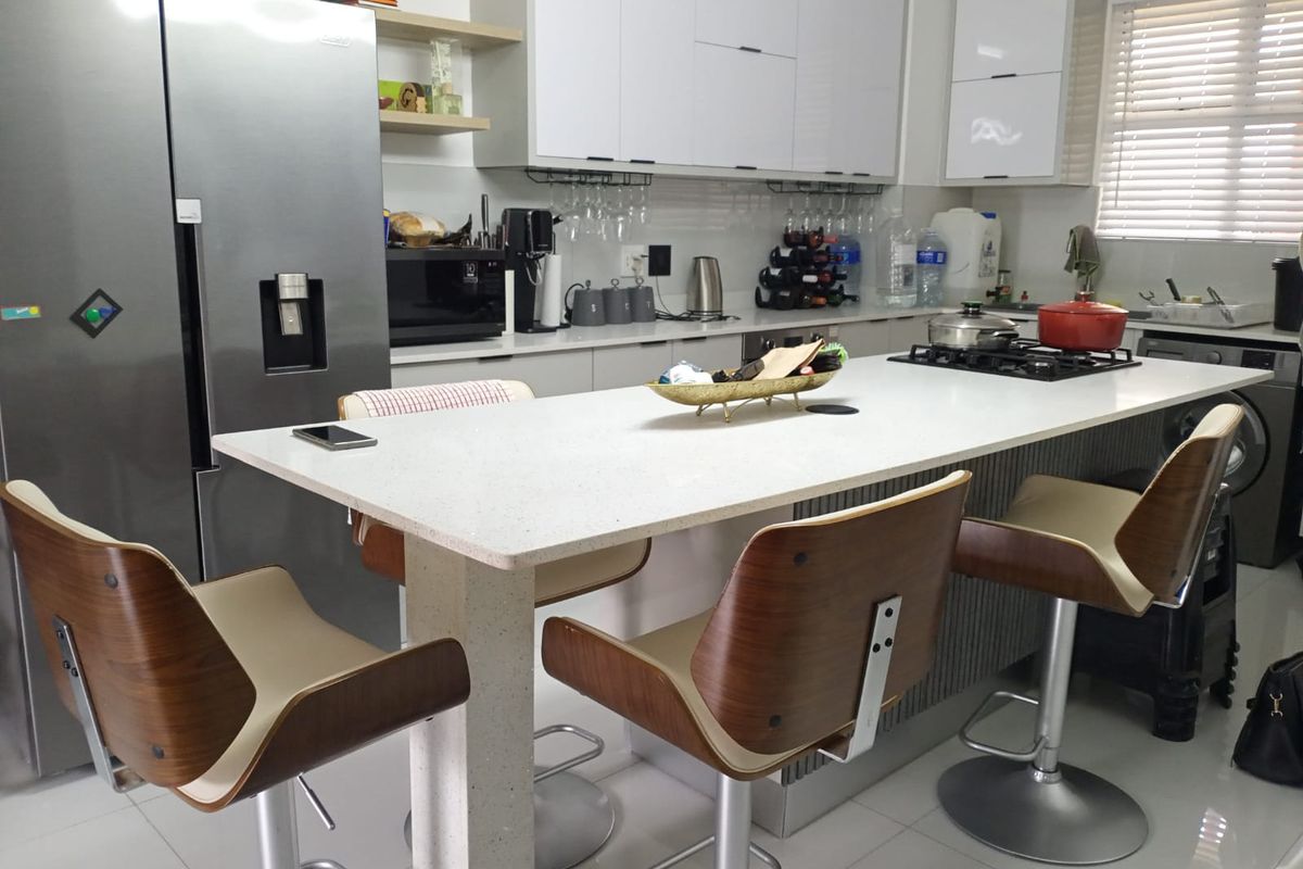 Modern, newly renovted apartment in Westsbrook - Photo 5