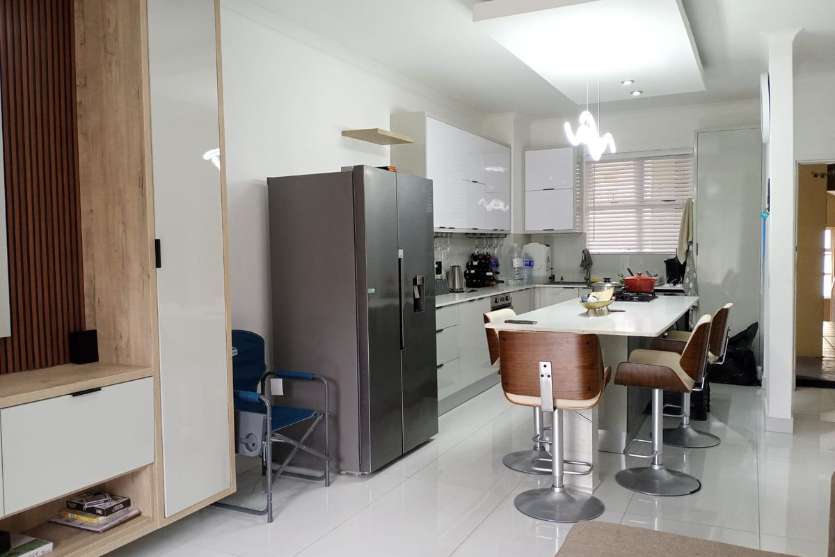 Modern, newly renovted apartment in Westsbrook - Photo 4