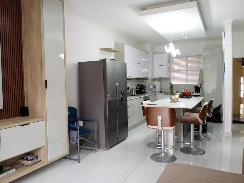 Modern, newly renovted apartment in Westsbrook - Photo 4