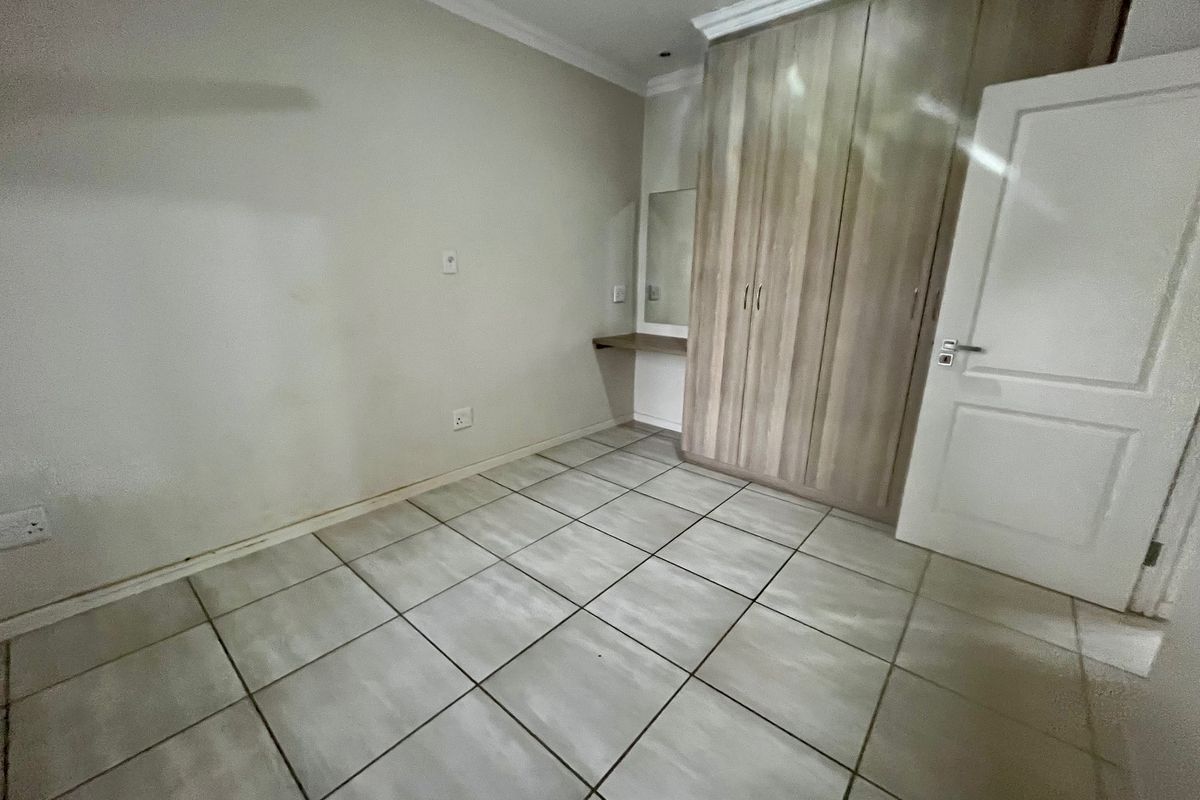 3 Bedroom Apartment to Let in Secure Estate - Photo 4
