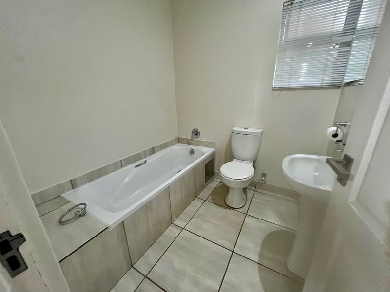 3 Bedroom Apartment to Let in Secure Estate - Photo 9